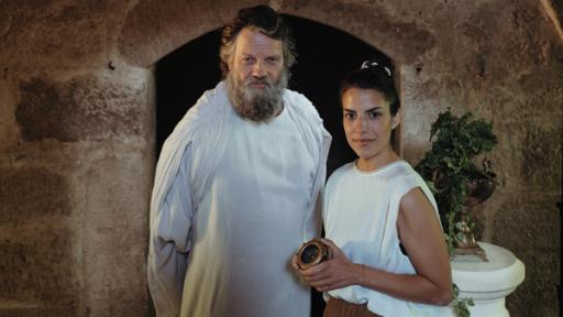 Clarissa steht neben Sokrates (Christian Rudolf).