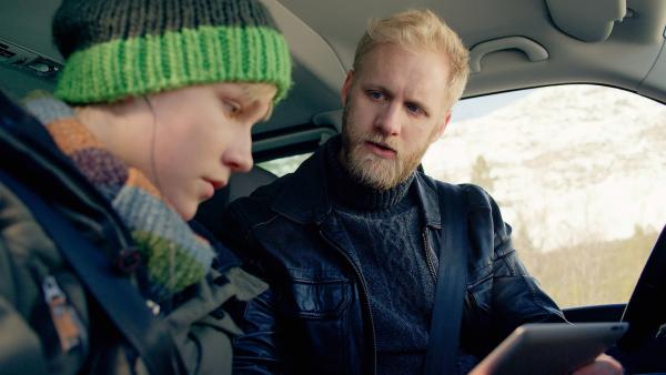 Lars (Bjornar Lysfoss Hagesveen, li.) und sein Vater (Daniel Leirmo) werden Zeuge eines Hackerangriffes. | Rechte: NDR/NordicStories