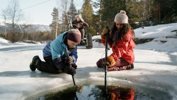 Simon (Oskar Lindquist) , Lars (Björnar Lysfoss Hagesveen) und Nora (Naomi Hasselberg Thorsrud) suchen im zugefrorenen Flussbett nach einem lange verschollenen Medaillon. | Rechte: NDR/NordicStories 