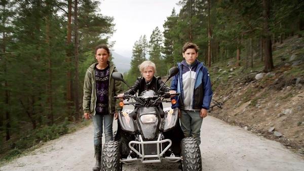 Mutig stellen sich Nora (Naomi Hasselberg Thorsrud), Lars (Bjørnar Lysfoss Hagesveen) und Simon (Oskar Lindquist) ihren Widersachern in den Fluchtweg. | Rechte: NDR/NordicStories