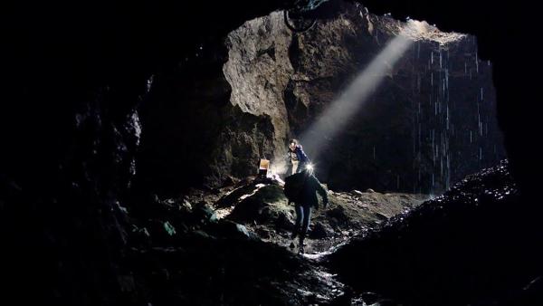 Simon (Oskar Lindquist) und Nora (Naomi Hasselberg Throsrud) finden mit Lars Hilfe Odins Schatz in einer alten Tropfsteinhöhle. | Rechte: NDR/NordicStories