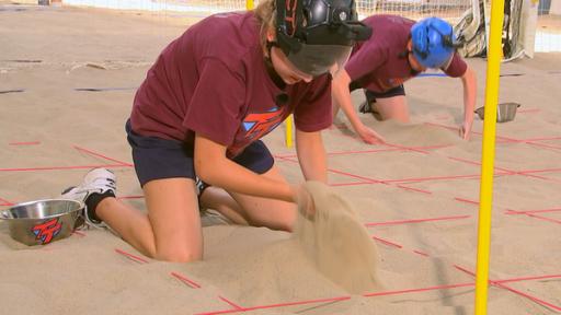 Alex und Franzi im dritten Teil der Sand-Challenge (Quelle: DOKfilm)