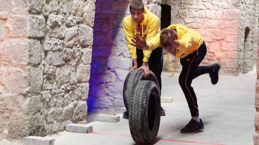 Matti (l.) und Malte (r.) in der Ziegel-Challenge (Quelle: DOKfilm / Thomas Ernst)