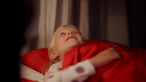 Das Mädchen Vilda liegt im Bett und schaut hoch, da sie nicht einschlafen kann.  | Rechte: KiKA/Anton Tevajärvi