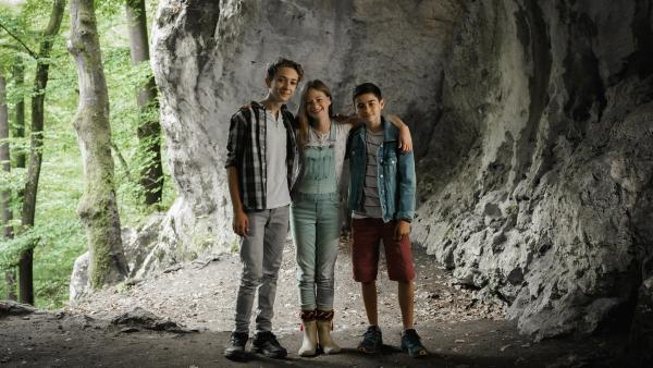 Benny (Louis Guillaume), Charly (Nelly Hoffmann) und Hamid (Mika Ullritz) sind dick befreundet und bereit für ein gemeinsames Höhlenabenteuer. | Rechte: ZDF/Christian Riebe