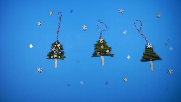 Weihnachtsbaumanhänger aus Ästen | Rechte: KiKA