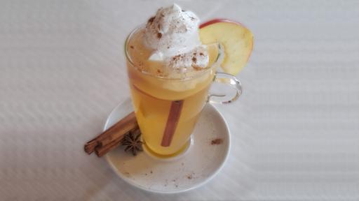 Winterlicher Apfelsaft mit Zimtsahne