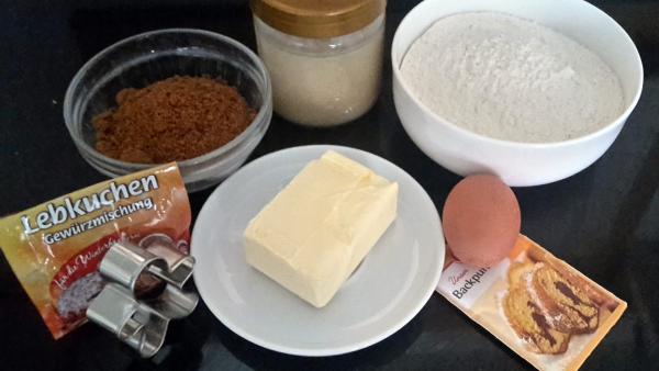 Mehl, Zucker, Backpulver, Lebkuchengewürz, ein Ei, Honig, Butter, eine Ausstechform | Rechte: KiKA