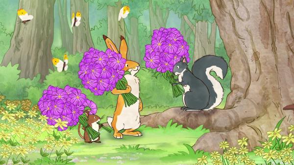 Kleiner brauner Hase und die kleine Feldmaus überreichen Grauhörnchen einen Blumenstrauß. | Rechte: KiKA/SLR Productions Australia Pty.Ltd./Scrawl Studios Pte Ltd./hr/ARD