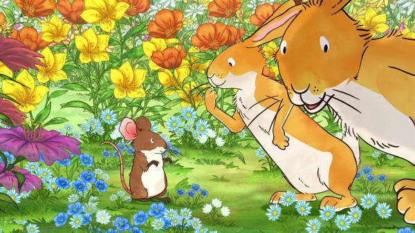Der große und der kleine braune Hase freuen sich mit der kleinen Feldmaus über die schönen Blumen. | Rechte: KiKA/SLR Productions Australia Pty.Ltd./Scrawl Studios Pte Ltd./hr/ARD
