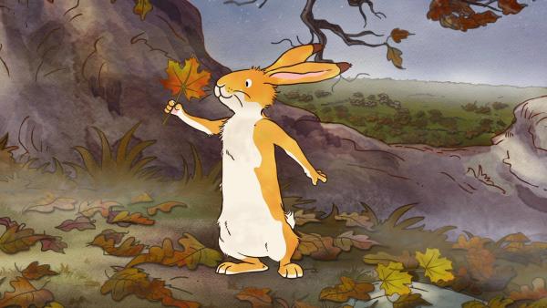 Es ist Herbst geworden. Die Bäume verlieren ihre Blätter. Der kleine Hase bestaunt ein buntes Laubblatt. | Rechte: KiKA/SLR Productions Australia Pty.Ltd./Scrawl Studios Pte Ltd./hr/ARD 