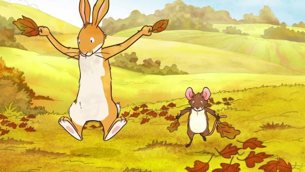 Der kleine braune Hase und die kleine Feldmaus versuchen, wie ein Vogel zu fliegen. | Rechte: KiKA/SLR Productions Australia Pty.Ltd./Scrawl Studios Pte Ltd./hr/ARD 