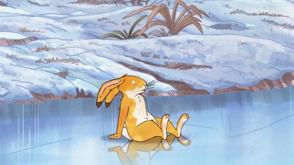 Der kleine braune Hase ist noch nie auf dem Eis gelaufen und seine ersten Versuche enden mit einem komischen Ausrutscher. | Rechte: KiKA/SLR Productions Australia Pty.Ltd./Scrawl Studios Pte Ltd./hr/ARD