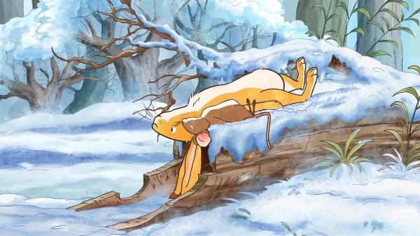 Der kleine Hase und die kleine Feldmaus liegen auf einem verschneiten Baumstumpf. | Rechte: KiKA/SLR Productions Australia Pty.Ltd./Scrawl Studios Pte Ltd./hr/ARD