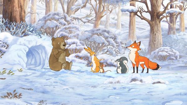 Der kleine braune Hase und seine Freunde treffen im verschneiten Wald auf den kleinen Braunbären, der seine Mutter verloren hat. | Rechte: KiKA/SLR Productions Australia Pty. Ltd. / Scrawl Studios Pte Ltd.