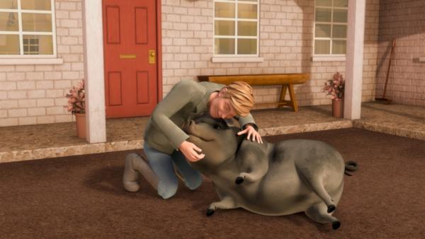 Gunnar freut sich, weil sein Schwein Elmer, das ausgebüxt war, wieder da ist. | Rechte: ZDF/Wendy and Associated Characters (c) WPL 2012