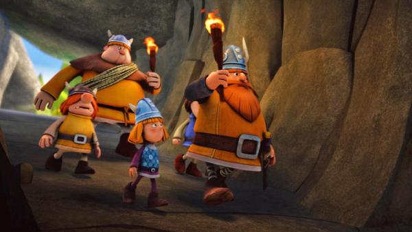 Wickie, Snorre, Faxe und Halvar laufen mit Fackeln durch eine Höhle. | Rechte: Studio 100 Animation / ASE Studio