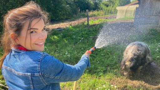 Die bunte Ferkelbande (03) / Sau Betti braucht an heißen Tagen eine kalte Dusche. Anna ist nur allzu gerne behilflich.