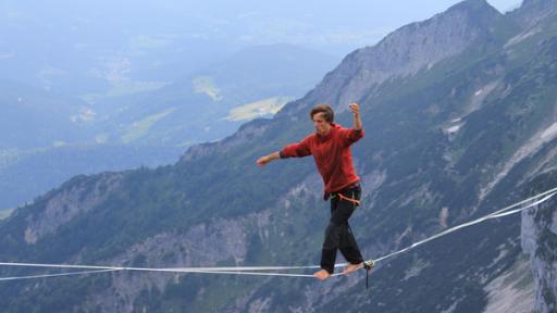 Spuren im Wald (Folge 4) | Showdown auf der Highline – Friedi balanciert auf einem Band über eine Schlucht. Natürlich gesichert.
