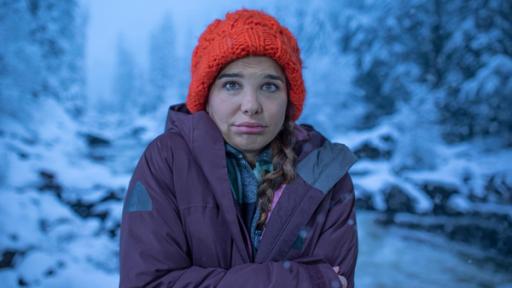 Ü wie Überleben im Winter | Im Winter wird es frostig kalt und Menschen ziehen sich warm an. Anna schaut sich an was die Tiere in der kalten Jahreszeit machen.
