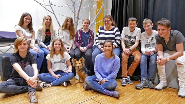 Die Schultheater-Gruppe hat in ihrem neuen Stück sogar eine eigene Rolle für Lunka eingeplant. Bei den Proben ist Lunka immer dabei. | Rechte: BR/BILD + TEXT Medienproduktion GmbH & Co. KG