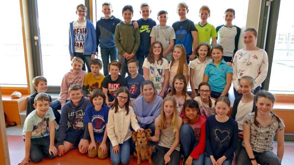 Die Schüler der 5b des Gymnasiums Lappersdorf bekommen einmal die Woche Besuch von Schulhündin Lunka. | Rechte: BR/BILD + TEXT Medienproduktion GmbH & Co. KG