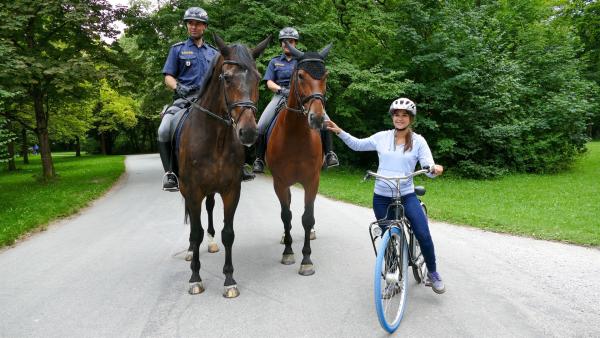 Anna begleitet zwei Polizisten der Reiterstaffel München auf Patrouille durch den Englischen Garten. | Rechte: BR/TEXT+BILD Medienproduktion GmbH & Co. KG/Katharina Brackmann"