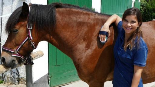 Anna lernt reiten - Die erste Reitstunde (Folge 1) | In ihrer ersten Reitstunde lernt Anna, wie man sich einem Pferd richtig nähert.