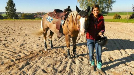 Reiten wie ein Cowgirl | Anna und Quarter Horse Cash, der trägt einen Westernsattel.