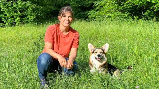 Corgi | Anna begleitet den Corgi “Duke” bei seinem täglichen Spaziergang.