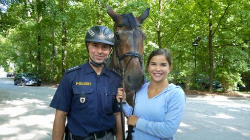 Ein Tag mit Polizeipferden | Anna darf Einsatzleiter Markus helfen, sein Pferd „Dior“ für die Patrouille im Englischen Garten fertigzumachen.