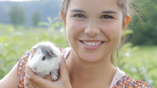 Meerschweinchen | Anna mit einem Meerschweinchen auf dem Arm