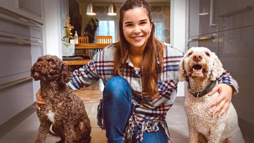 Lagotto Romagnolo | Anna darf die beiden italienischen Wasserhunde Abbey und Joshi füttern.