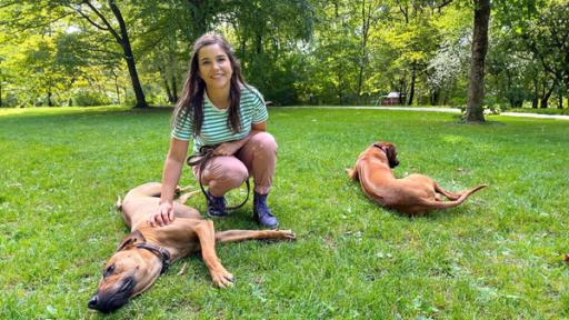 Rhodesian Ridgeback | Anna im Park mit den Rhodesian Ridgebacks "Tiago" und "Lysa".