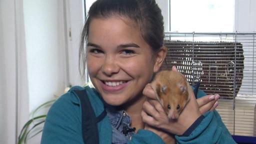 Hamster | Anna kuschelt mit einem Hamster