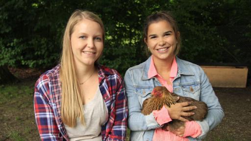 Huhn | Anna mit Lisa Thalhammer, der Hühnerexpertin im Kindergarten.
	
