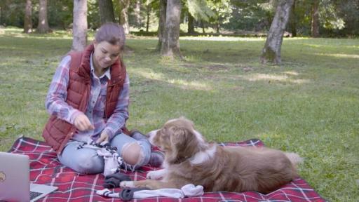 Tierspielzeug selbst gemacht - Anna arbeitet an einer Sockenkrake. Aus gebrauchten Socken lässt sich so ein tolles Hundespielzeug basteln.