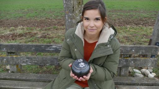 Wenn Haustiere sterben | Anna hält zum ersten Mal in ihrem Leben eine Urne in der Hand. Darin kann man die Asche seines verstorbenen Haustiers als Andenken aufbewahren.
