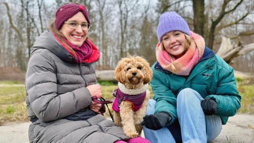 Wecher Hund passt zu mir? | Hundetrainerin Leandra (links) zeigt Nina einen typischen Begleithund: Der kleine Cooper ist ein Cavapoo, eine Mischung aus Cavalier King Charles Spaniel und Pudel (Dr. Leandra Sabass).