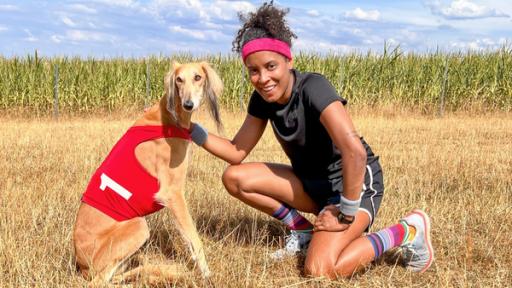 Saluki | Wer gewinnt wohl beim Wettrennen? Ehrlich gesagt hat Pia keine Chance, denn Salukis laufen bis zu 68 km/h!