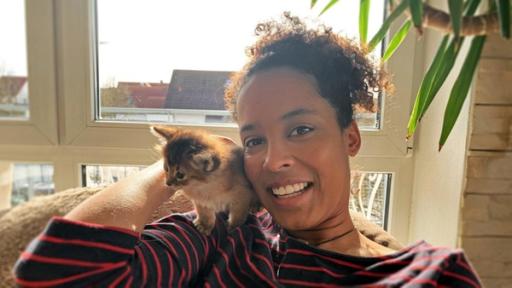 Somalikatze | Pia schmust mit dem fünf Wochen alten Somalikätzchen "Anouk".