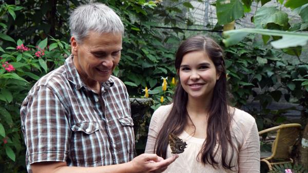 Biologin Heike zeigt Tierreporterin Anna in Ecuador die Welt der tropischen Schmetterlinge. | Rechte: BR/Text+Bild Medienproduktion GmbH & Co. KG