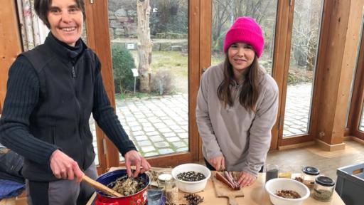 Futter für die Wintervögel | Anna (rechts) und Angelika bereiten Futter für die Wintervögel zu. Dabei haben die Vögel unterschiedliche Vorlieben (Angelika Nelson).