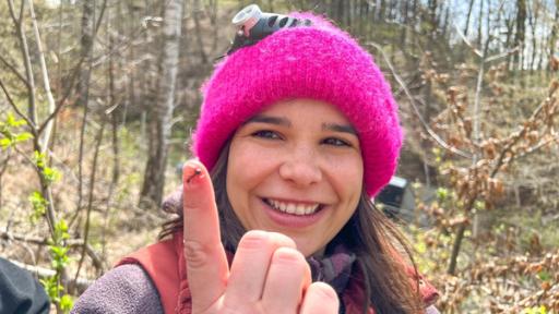 Anna und die wilden Tiere | Anna mit einer Kahlrückigen Waldameise auf dem Finger.