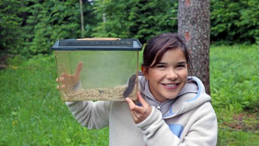 Wo ist die Bayerische Kurzohrmaus? | Anna mit einem der seltensten Säugetiere der Welt, einer Bayerischen Kurzohrmaus.