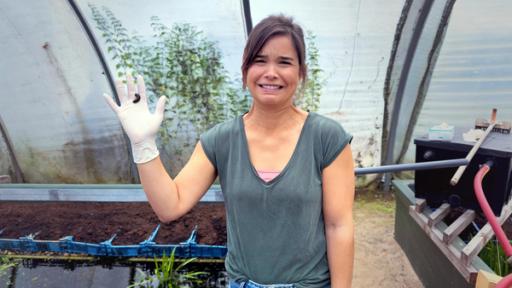 Sind Blutegel eklig? | Anna traut sich, einen hungrigen Blutegel auf die Hand zu nehmen. Ohne den schützenden Handschuh, würde der Wurm sofort versuchen, ihr Blut zu trinken.