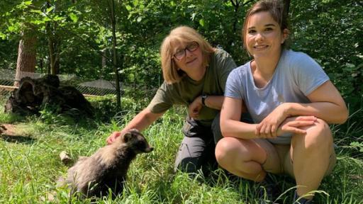 Ist der Marderhund ein Hund? | Anna (links) und Marion mit dem zutraulichen Marderhund "Cedric".