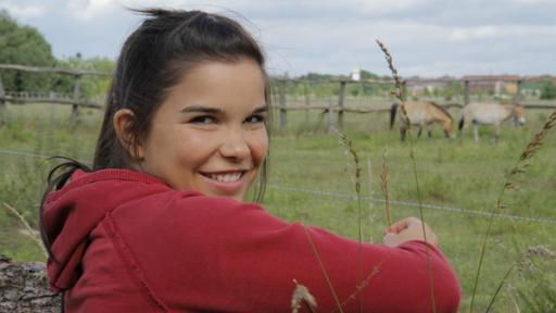 Wie wild ist das Wildpferd? | Anna bei einem Gehege in der Döbritzer Heide. Hier werden die einzigen Wildpferde der Welt gezüchtet.