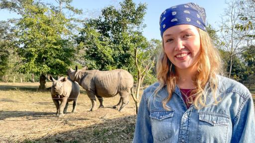 Nina und die wilden Tiere | Rechte: BR | Text und Bild Medienproduktion GmbH & Co. KG | Marcella Müller Ein kleines Panzernashorn wird groß | Nina lernt zwei junge Panzernashörner kennen, die in einer Tierauffangstation in Indien großgezogen werden.