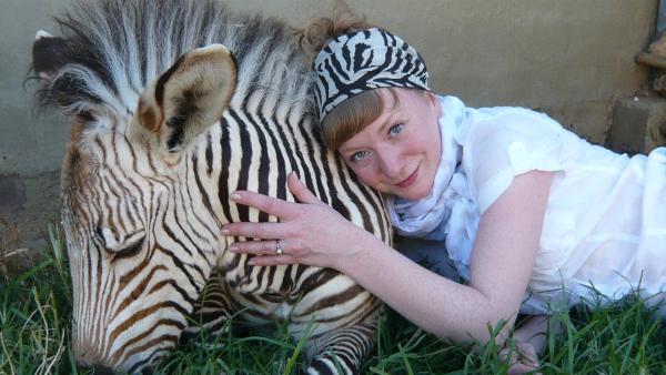 Paula kuschelt mit dem Zebra | Rechte: BR/Christiane Streckfuß